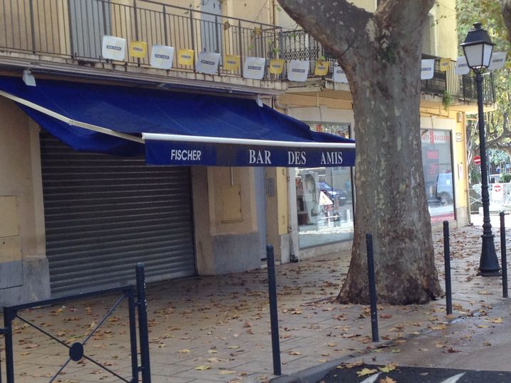 Le Bar des amis, rue Gabriel-Péri à Lunel (Hérault). (ELISE LAMBERT/FRANCETV INFO)