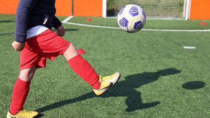 Un enfant en stage de football à Genevilliers, le 15 avril 2021. (ARNAUD JOURNOIS / MAXPPP)