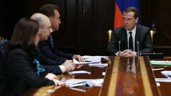 Le Premier ministre russe Dimitri Medvedev (à droite), avec de gauche à droite, la directrice de la banque centrale Elvira Nabiullina, le ministre des Finances Anton Siluanov et le vice-Premier ministre Igor Shuvalov, le 16 décembre 2014, jour où le rouble a atteint une valeur historiquement basse. (EKATERINA SHTUKINA / POOL / AFP)