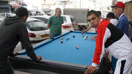 Des jeunes autour du billard du haut du boulevard de la Victoire, &agrave; Alger (Alg&eacute;rie), le 15 avril 2014. (GAEL COGNE / FRANCETV INFO)