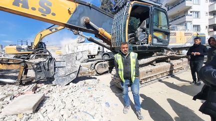 Sedat Yasaroglu est conducteur d'engins sur les ruines d'Antioche, en Turquie. Il espère retrouver des survivants. (GILLES GALLINARO / RADIOFRANCE)