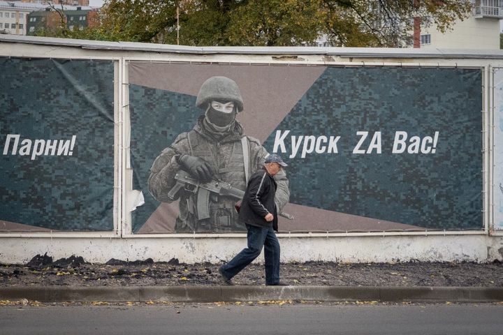 Un habitant de Koursk (Russie) marche le long d'affiches honorant les soldats russes mobilisés dans la région, le 17 octobre 2024. (ANDREY BORODULIN / AFP)