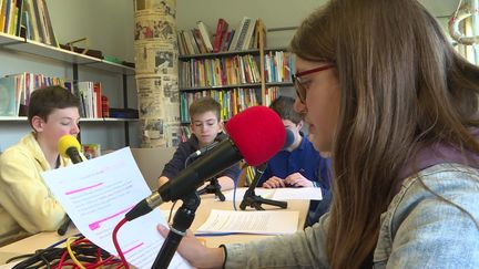 Des collègiens de la Marne animent une émission de radio sur la guerre en Ukraine.&nbsp; (France Télévisions)