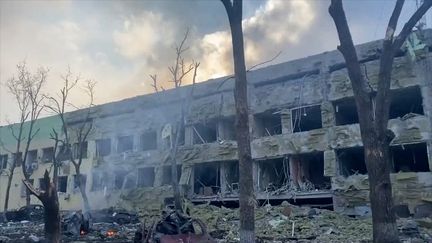 Un hôpital pédiatrique situé à Marioupol, en Ukraine, a été bombardé par l'armée russe,&nbsp;le 9 mars 2022. (EYEPRESS NEWS / AFP)