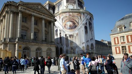 La chapelle royale recouverte d'une bâche en trompe-l'oeil pendant les travaux (JEAN-BAPTISTE QUENTIN / MAXPPP)