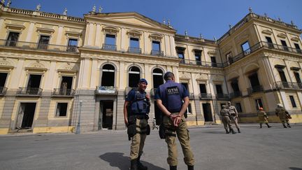 Des forces de l'ordre devant le musée national de Rio de Janeiro, au Brésil, lundi 3 septembre, après&nbsp;l’incendie qui a ravagé le bâtiment. (CARL DE SOUZA / AFP)