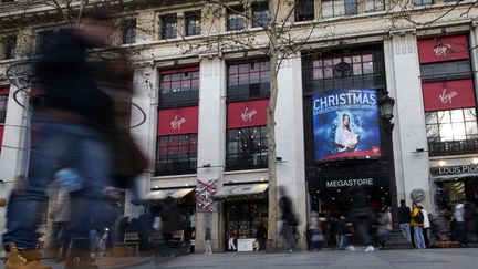 La fa&ccedil;ade du Virgin Store des Champs-Elys&eacute;es &agrave; Paris, le 26 d&eacute;cembre.&nbsp; (JOEL SAGET / AFP)