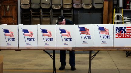 Dans un bureau de vote de Loundon (New Hampshire), lors de la&nbsp;primaire républicaine du&nbsp;9 février 2016. (JEWEL SAMAD / AFP)