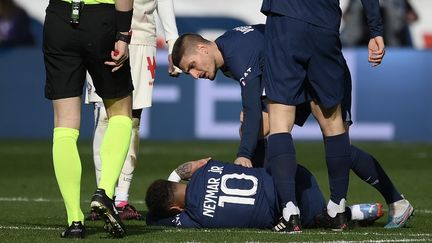 Neymar, au sol, après le contact qui a mené à sa blessure lors de PSG-Lille en Ligue 1, le 19 février 2023. (FRANCK FIFE / AFP)