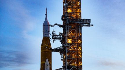 La fusée lunaire Artemis I au Vehicle Assembly Building du Centre spatial Kennedy en Floride, le 27 septembre 2022. (Jim WATSON / AFP)