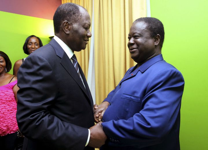 Alassane Ouattara et Henri Konan Bédié, le 2 décembre 2010 à Abidjan, peu après avoir soldé leur contentieux. (Photo Reuters/Thierry Gouegnon )