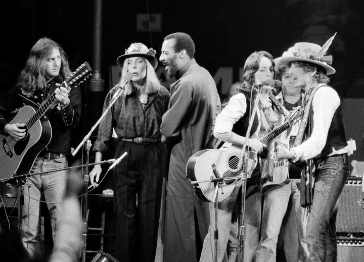 Décembre 1975 : Joni Mitchell avec Roger McGuinn, Richie Havens, Joan Baez et Bob Dylan lors du concert final de la "Rolling Thunder Revue".
 (AP/SIPA)