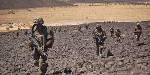 Patrouille de militaires français dans la vallée de Terz, à quelque 60 kilomètres de la ville de Tessalit (nord du Mali) le 20 mars 2013. (Reuters - François Rihouay)