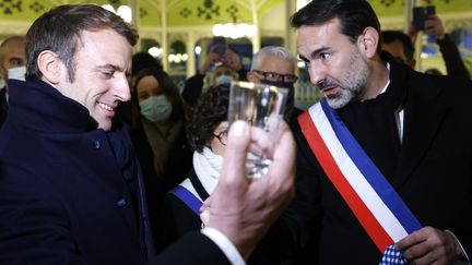 Emmanuel Macron&nbsp;aux côtés du maire&nbsp;Frédéric Aguilera à Vichy, le 8 décembre 2021. (LUDOVIC MARIN / AFP)