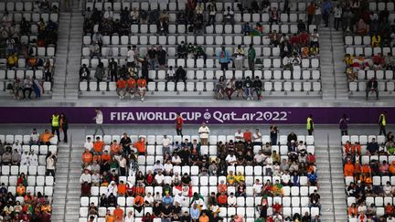 L'un des tribunes peu remplies du stade Al-Thumama lors du match de la Coupe du monde entre le Sénégal et les Pays-Bas, le 21 novembre 2022. (KIRILL KUDRYAVTSEV / AFP)