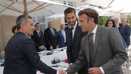 Gérald Darmanin, le ministre de l'Intérieur, Tony Estanguet, le président du Comité olympique des Jeux de Paris 2024, et Emmanuel Macron, à l'Elysée, lundi 25 juillet 2022. (LEWIS JOLY / POOL)