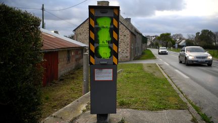 Un radar dégradé avec de la peinture jaune, le 9 janvier 2019, à Pleurtuit (Ille-et-Vilaine). (DAMIEN MEYER / AFP)