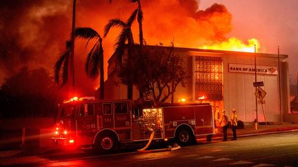 Un bâtiment en feu dans la région d'Altadena, dans le comté de Los Angeles, en Californie, le 8 janvier 2025. (JOSH EDELSON / AFP)