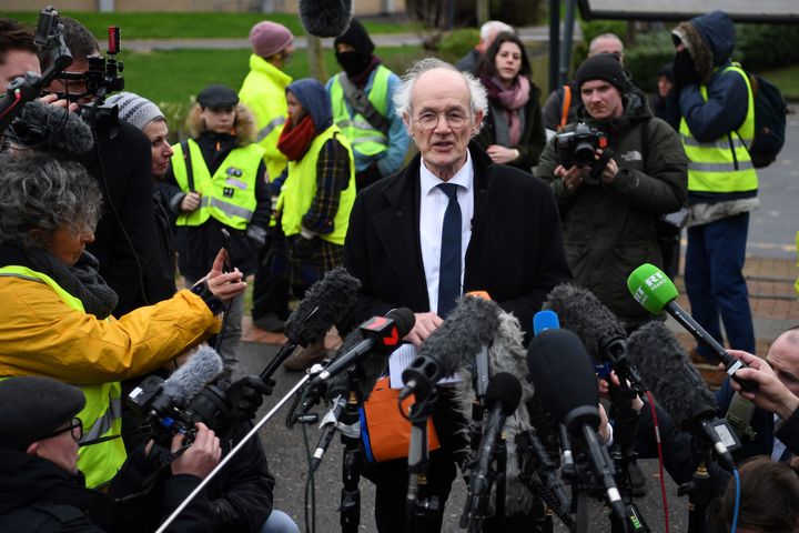 Le père de Julian Assange, John Shipton, lors de l'ouverture du procès de son fils, lundi 24 février 2020 devant le tribunal de Woolwich (Royaume-Uni).&nbsp; (DANIEL LEAL-OLIVAS / AFP)