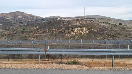 Le Golan, zone administrée par l'ONU, sépare, depuis 1974, la Syrie du Golan, annexé illégalement par l'État hébreu. (THIBAUT LEFEVRE / FRANCEINFO / RADIO FRANCE)