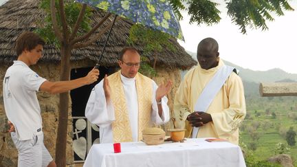 Le pr&ecirc;tre&nbsp;Georges Vandenbeusch (au centre), le 22 juillet 2012 lors d'une c&eacute;l&eacute;bration dans le nord du&nbsp;Cameroun.&nbsp; (DIOCÈSE DE NANTERRE / AFP)