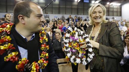 Le candidat du&nbsp;Front national&nbsp;&agrave; Fr&eacute;jus (Var), David Rachline,&nbsp;et la pr&eacute;sidente du parti, Marine Le Pen, (&agrave; droite), le 18 mars 2014, lors d'un meeting de campagne dans la ville. (VALERY HACHE / AFP)