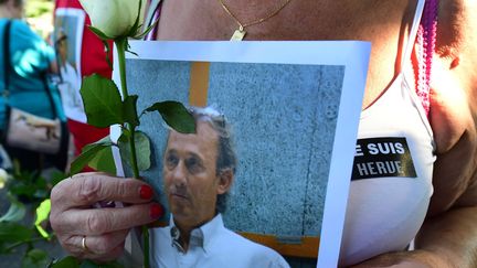 Un portrait de Hervé Cornara brandi lors d'une marche blanche à sa mémoire le 30 juin 2015 à Fonaines-sur-Saône. (MAXPPP)