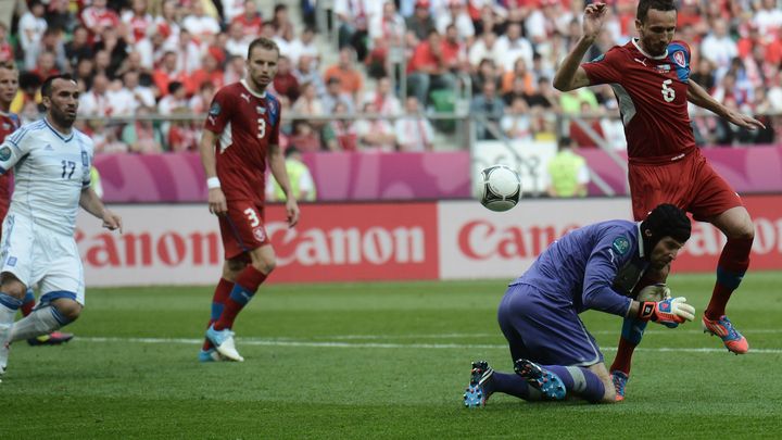 Petr Cech se rate sur sa sortie. Une erreur qui profite &agrave;&nbsp;Gekas, en embuscade. (ARIS MESSINIS / AFP)