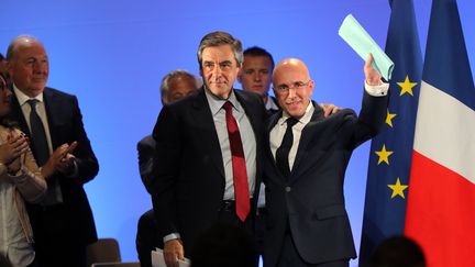 Le député Les Républicains Eric Ciotti (à droite) aux côtés de François Fillon, le 17 avril 2017 à Nice (Alpes-Maritimes). (VALERY HACHE / AFP)