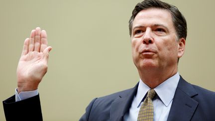 James Comey, directeur du FBI, prête serment avant de témoigner devant une commission gouvernementale, à Washington, le 7 juillet 2016. (GARY CAMERON / REUTERS)