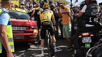 Thomas Voeckler revient sur l'incident de la 17e étape, où il s'est retrouvé coincé au milieu de la route avec son pilote, bloquant notamment le passage du maillot jaune Jonas Vingegaard.