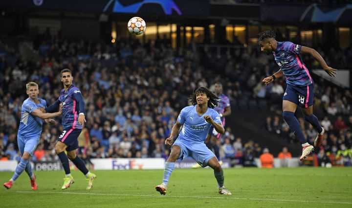 Malgré la défaite du RB Leipzig, Christopher Nkunku a tout donné face à Manchester City en inscrivant le premier triplé de l'histoire de son équipe en Ligue des champions.  (OLI SCARFF / AFP)