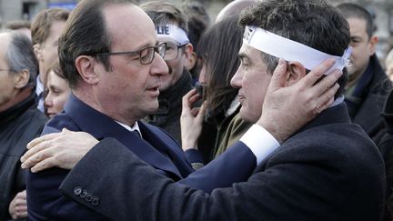 Le pr&eacute;sident fran&ccedil;ais Fran&ccedil;ois Hollande r&eacute;conforte Patrick Pelloux. (PHILIPPE WOJAZER / REUTERS)