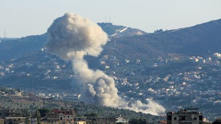 De la fumée s'élève au-dessus du village de Kfar Kila, dans le sud du Liban, le 6 août 2024. (RABIH DAHER / AFP)