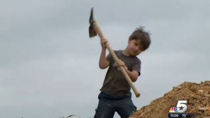 Wiley Brys, aujourd'hui &acirc;g&eacute; de cinq ans, montre aux cam&eacute;ras de NBC le site o&ugrave; il a d&eacute;couvert des ossements de dinosaure, &agrave; l'&eacute;t&eacute; 2014. (NBC DFW)