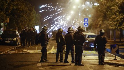 Des manifestants lancent des tirs de mortiers sur la police lors d'affrontements à Nanterre, le 29 juin 2023. (YOAN VALAT / EPA / MAXPPP)