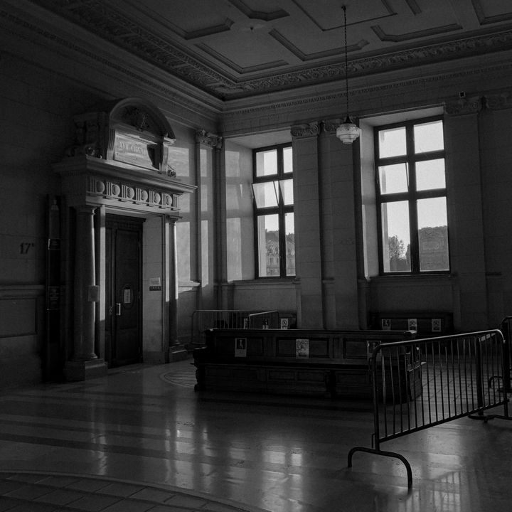 L'une des nombreuses salles d'audience du palais de justice de l'île de la Cité (DAVID FRITZ GOEPPINGER POUR FRANCE INFO)