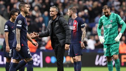 La déception des joueurs du PSG après leur défaite à Newcastle en Ligue des champions, le 4 octobre 2023. (FRANCK FIFE / AFP)