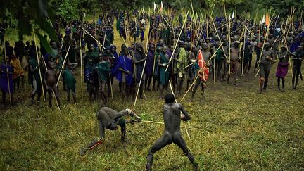 en l’obligeant à mettre un genou à terre. Si l’un des deux chute, il est considéré comme plus faible et doit abandonner le combat. Il est interdit de frapper un homme à terre. (Carl de Souza / AFP)