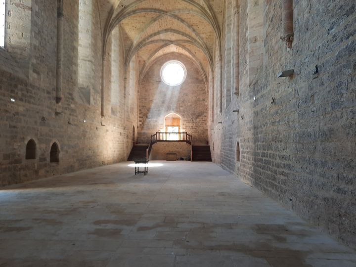 Une vue de l'intérieur de l'abbaye de Beaulieu-en-Rouergue. (ANNE CHEPEAU / RADIOFRANCE)