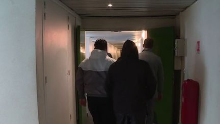 Un patron qui s'envole mystérieusement et des ouvriers qui se retrouvent sur le carreau. Il y a deux semaines, les 15 employés d'une entreprise de BTP de Clermont-Ferrand (Puy-de-Dôme) ont retrouvé les bureaux de la société totalement vides. (CAPTURE ECRAN FRANCE 3)