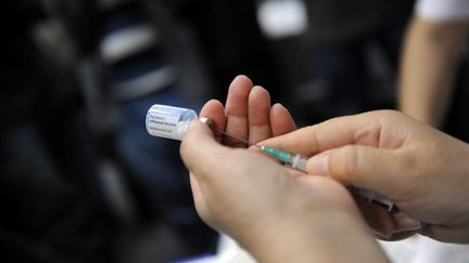 Une infirmière s'apprête à injecter une dose de vaccin anti A(H1N1) de Glaxo Smith Kline, Novembre 2009. (AFP - Bulent Kilic)