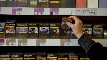 Des paquets de cigarettes dans un bureau de tabac de Vertou (Loire-Atlantique), le 27 décembre 2016. (LOIC VENANCE / AFP)