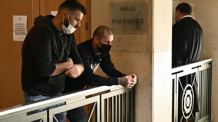 Christophe Bourguignon (au c.), chef du groupe des supporters "Les Ultras" de l'Olympique de Marseille, attend avant l'audience de son procès, le 22 mars 2021 à Marseille, avec plusieurs supporters pour avoir attaqué violemment le centre d'entraînement du club. (NICOLAS TUCAT / AFP)