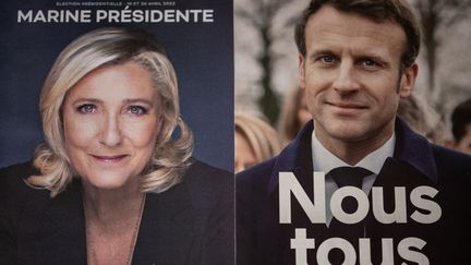 Les affiches de campagne juxtaposées de Marine Le Pen et Emmanuel Macron lors de la présidentielle 2022. (LOIC VENANCE / AFP)