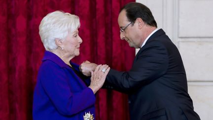 Line Renaud re&ccedil;oit la dignit&eacute; de grand officier de la L&eacute;gion d'honneur des mains de Fran&ccedil;ois Hollande, le 21 novembre 2013 &agrave; l'Elys&eacute;e, &agrave; Paris. (GONZALO FUENTES / AFP)