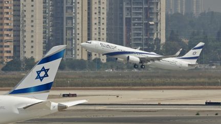 Un avion de la compagnie El-Al décolle de l'aéroport Ben Gourion de Tel Aviv. Après les Emirats arabes unis, le Maroc sera-t-il le prochain pays arabe à normaliser ses relations avec Israël ? (JACK GUEZ / AFP)