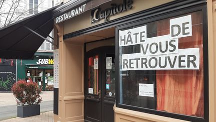 Au Mans (Sarthe), des messages de remerciement aux clients ont été apposés sur la vitrine d'un restaurant&nbsp;du centre-ville, le 6 avril 2021. (JULIE LE DUFF / FRANCE-BLEU MAINE)