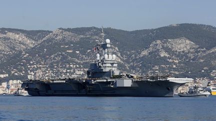 &nbsp; (Le porte-avions Charles-de-Gaulle quitte la rade de Toulon. © Reuters)