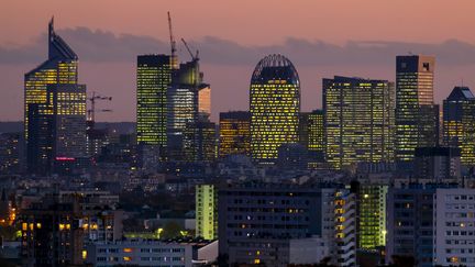 Vue du quartier de La Défense, à Paris, où se situent plusieurs sièges de grandes entreprises. (VINCENT ISORE / MAXPPP)